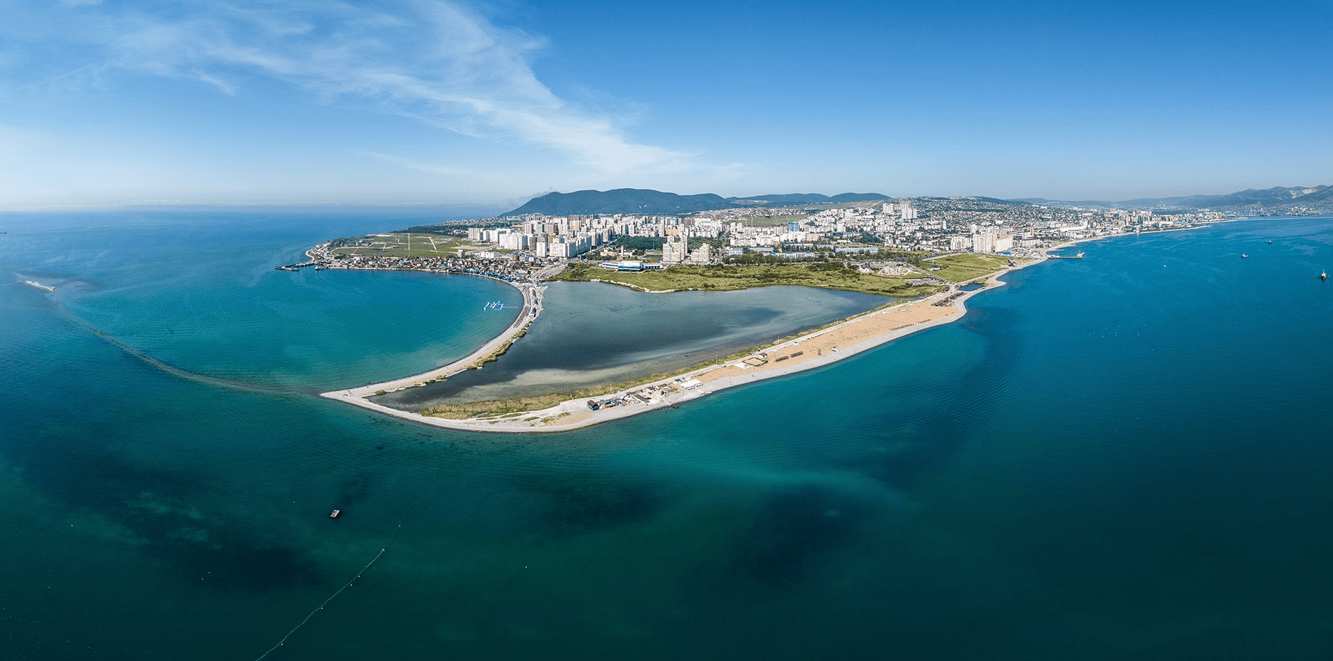 Панорама приморского города с высоты